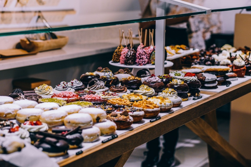 magasin-ANTIBES-min_shop_dessert_pastry_bakery_counter-184398